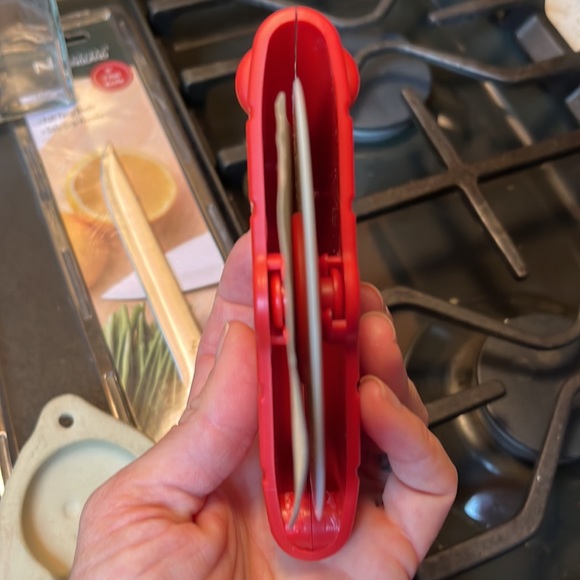 6 New Kitchen bundle with knives, pizza cutter, glass storage and cookie mold - Picture 7 of 15